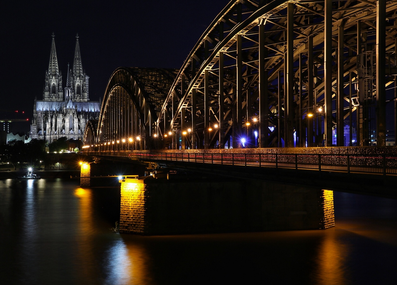Katedra w Kolonii i most Hohenzollern.